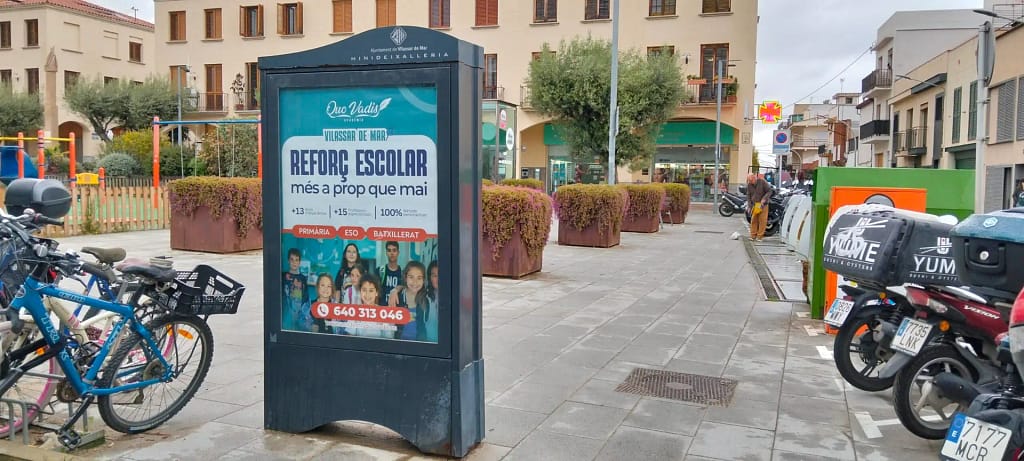 Ecomupi a Vilassar de Mar amb la publicitat de l'Escola Quo Vadis