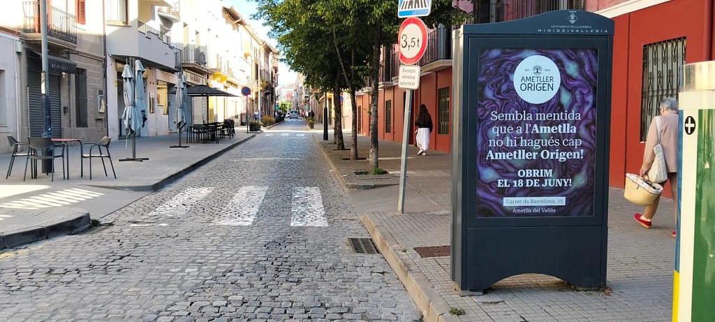 Ecomupi a Arenys de Mar amb la publicitat de Ametller Orígen