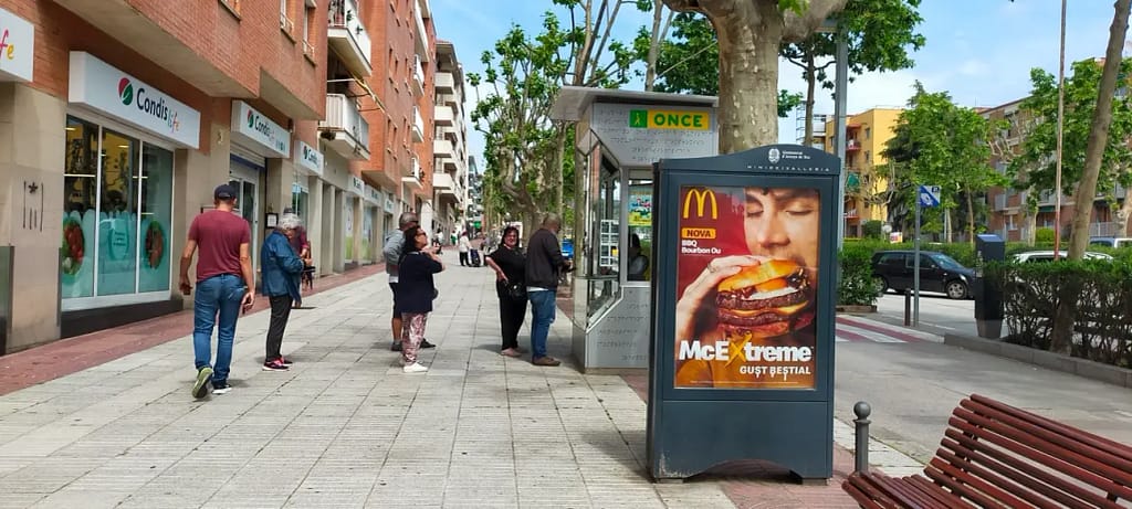 Ecomupi a Arenys de Mar amb la publicitat del Mc Donalds