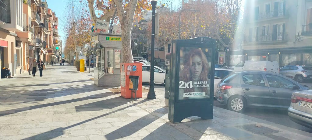 Ecomupi a Arenys de Mar amb la publicitat de l'Optica Sinera